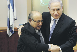 Премьер-министр Израиля Биньямин Нетаньяху (справа) благодарит уходящего с поста директора МОССАД Меира Дагана за проделанную им работу. 	Фото Reuters