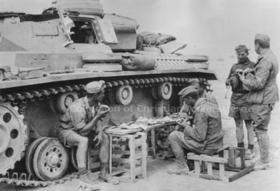 Pz Kpfw III in North Africa in 1941, with a Gelbbraun and Graugrün pattern.