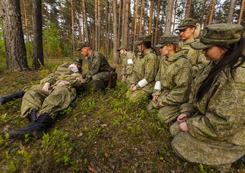 Жизнь на военных сборах. Военные в лесу. Военная подготовка солдат. Военные сборы в лесу. Военнослужащие в лесу.