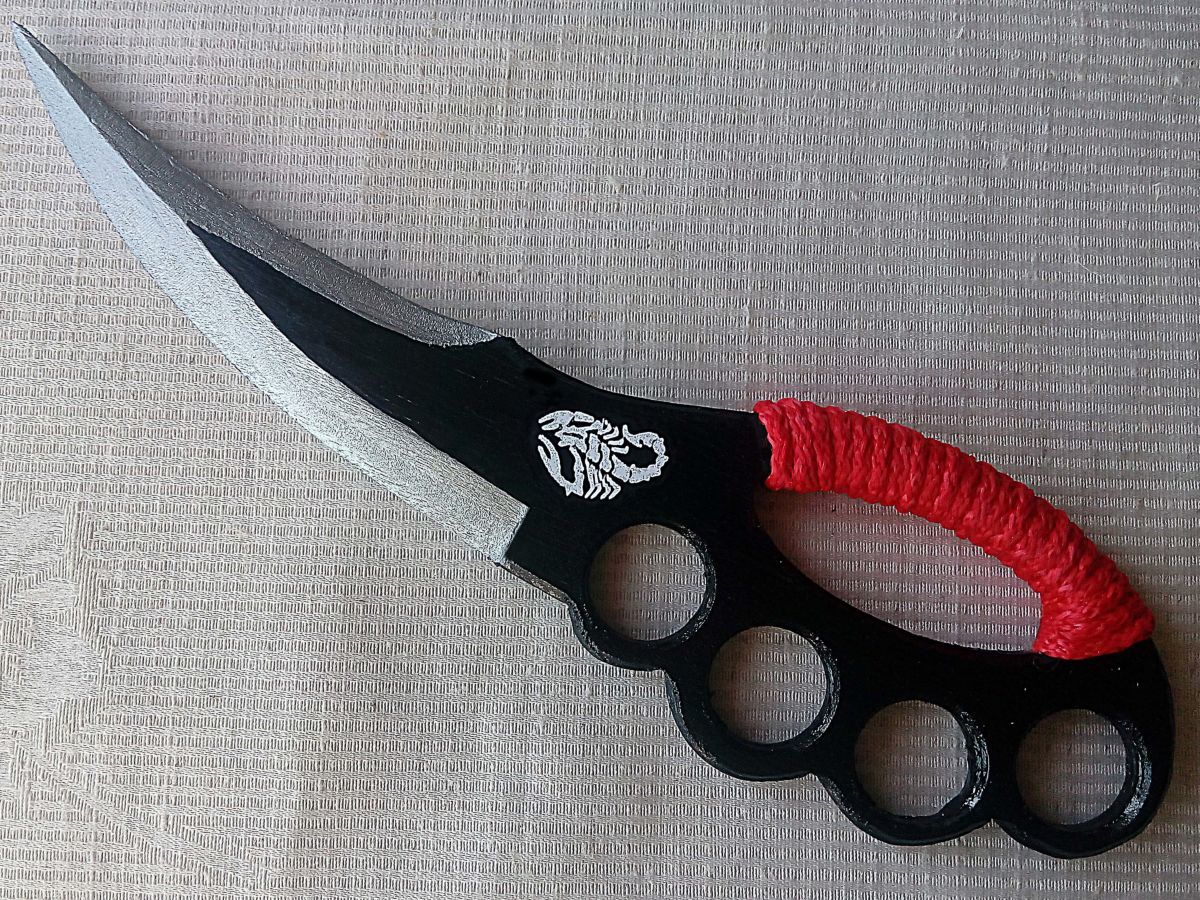 Деревянный сувенирный нож-кастет