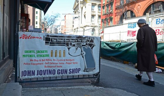 Реклама оружейного магазина в Нью-Йорке