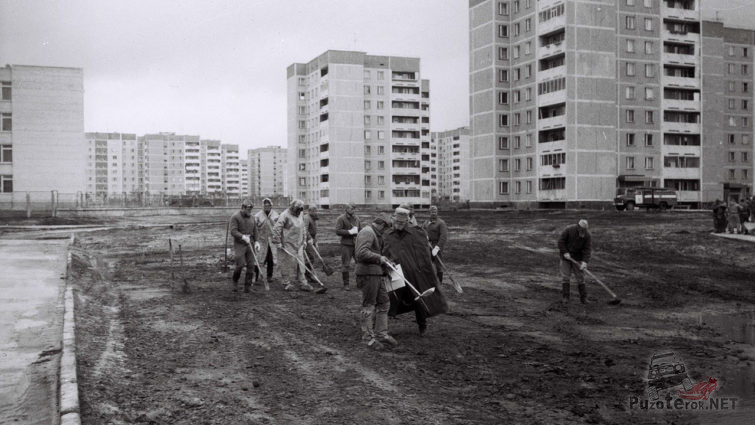 Архивное фото ликвидаторов на дезактивационных работах, 1986 год
