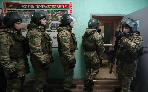 Военнослужащие бригады специального назначения внутренних войск МВД Белоруссии
