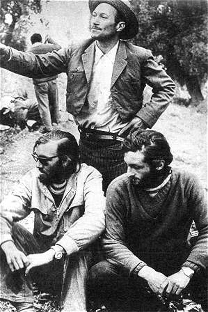Нандо Паррадо и Роберто Канесс (сидят) и пастух Серджио Каталана. Источник: Héctor Maffuche/wikimedia.org