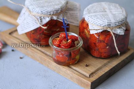 Фото рецепта Вяленые помидоры с чесноком и прованскими травами в духовке