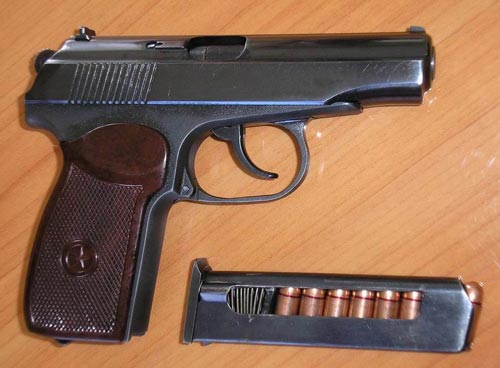 Пистолет Макарова с полностью укомплектованным магазином