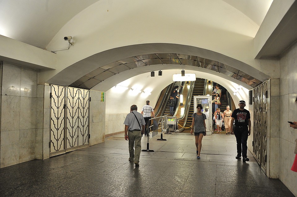 По бокам перед эскалатором - гермозатворы. Они напоминают, что метро использовалось как бомбоубежище. Фото: Михаил ФРОЛОВ