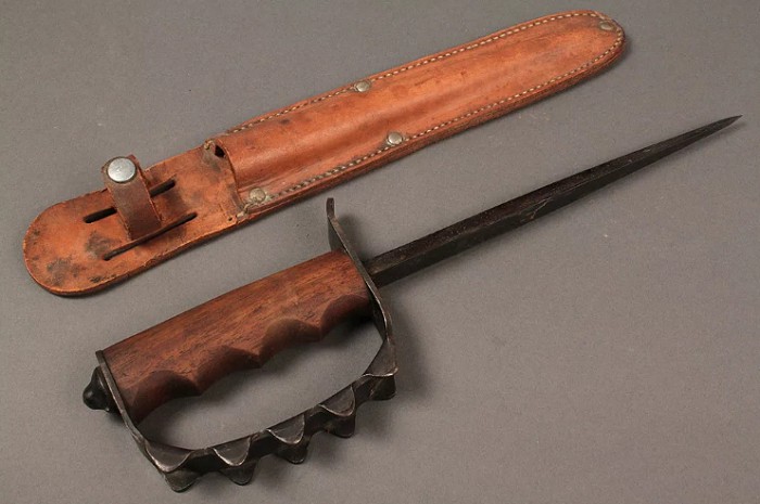 «Французский гвоздь» — первый из серии ножей-кастетов