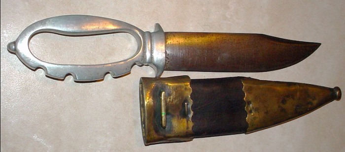 Самодельный кастет с рукоятью, похожей на индийский кинжал бичва