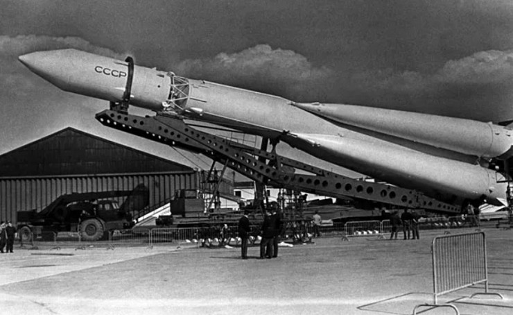 Первая советская межконтинентальная ракета Р-7 на пусковой установке. 1960 г.