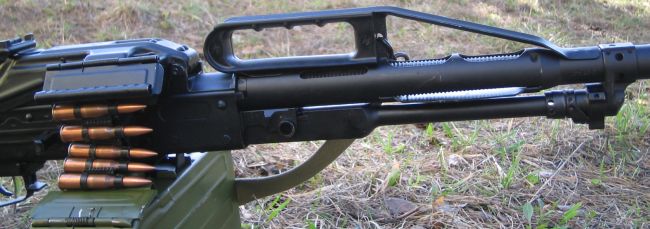 Ручной пулемет ПКП Печенег,вид на ствольную коробку, кожух ствола с окнами подвода воздуха и рукоятку дляпереноски