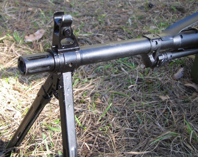 Ручной пулемет ПКП Печенег,вид на дульную часть оружия с сошкой и специальным пламегасителем