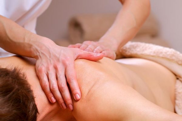 Часто к массажистам обращаются с целью снятия болевых ощущений в спине