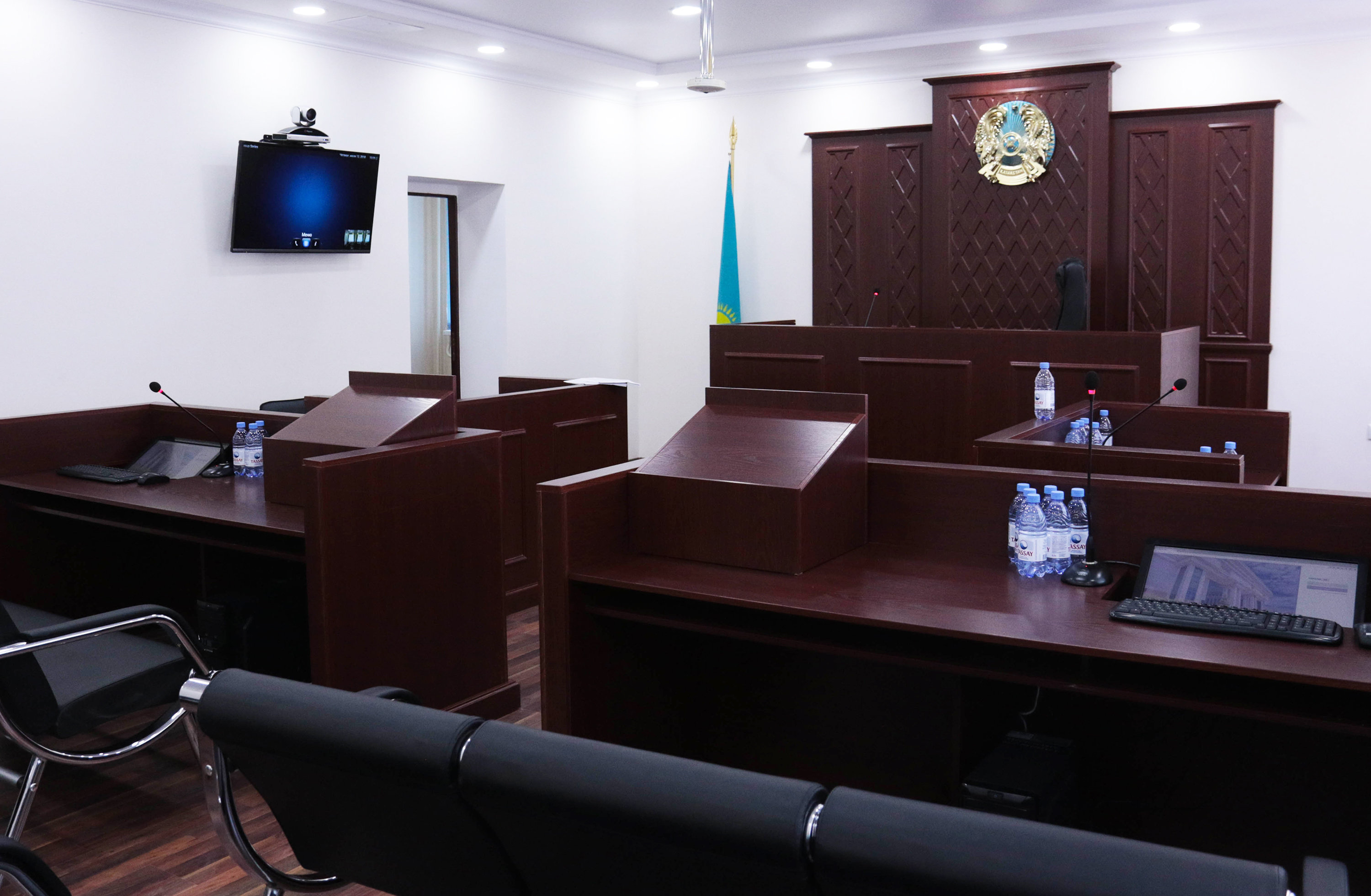 Судов в казахстане. Зал суда в Казахстане. Кабинет суда. Кабинет Верховного суда. Зал судебного заседания РК.