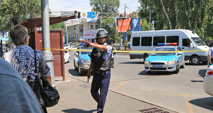 Полицейские на месте перестрелки в Алматы в районе пересечения улиц Гоголя и Аблайхана, 18 июля 2016 года, архивное фото