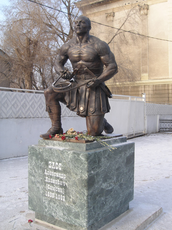 Памятник (скульптор Александр Рукавишников) установлен в 2008 г. перед зданием оренбургского цирка.