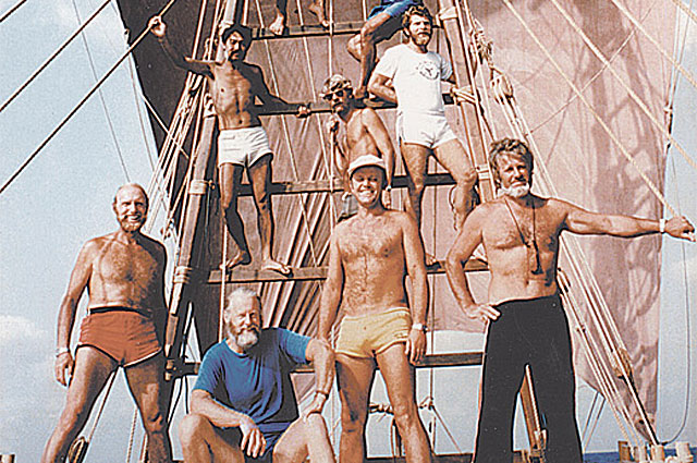 Команда папирусной лодки, пересекшей океан. В первом ряду сидит Тур Хейердал, правее от него - Юрий Сенкевич