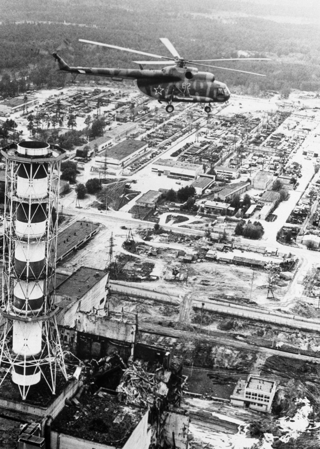 Вертолет производит радиологические измерения над зданием Чернобыльской АЭС после катастрофы.