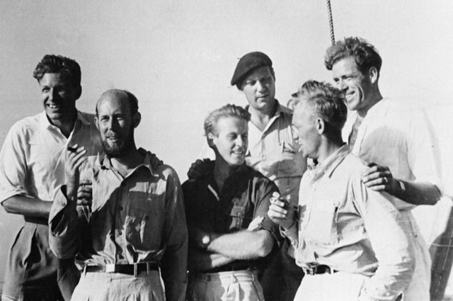 Экипаж «Кон-Тики». Слева направо: Кнут Хаугланд, Бенгт Даниельссон, Тур Хейрдал, Эрик Хессельберг, Турстейн Робю и Герман Ватцингер.
