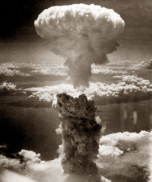 Взрыв атомной бомбы Little Boy, сброшенной на Хиросиму.
