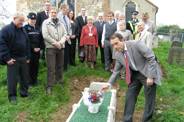 В апреле 2011 г. городской совет Хокли к приезду оренбургской делегации благоустроил место захоронения Александра Засса.