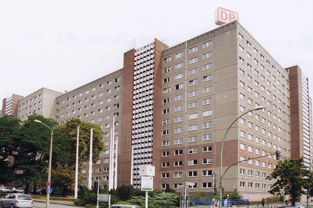 Штаб-квартира Главного управления разведки Штази, комплекс в берлинском районе Лихтенберг на Рушештрассе/ угол улицы Франкфуртер-аллее, д. 15. C 2003 года принадлежит Deutsche Bahn.