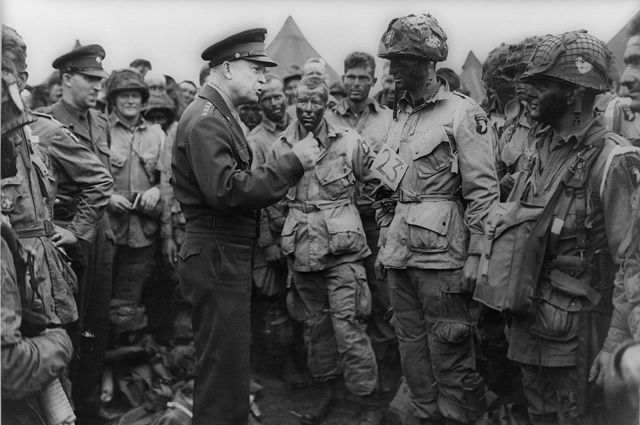 Эйзенхауэр напутствует солдат роты «E» 502-го полка 101-й воздушно-десантной дивизии. Вечер 5 июня 1944.