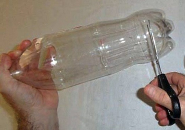 Дно у бутылки срезается – получается высокая воронка, в которой последовательно будут укладываться фильтрующие слои