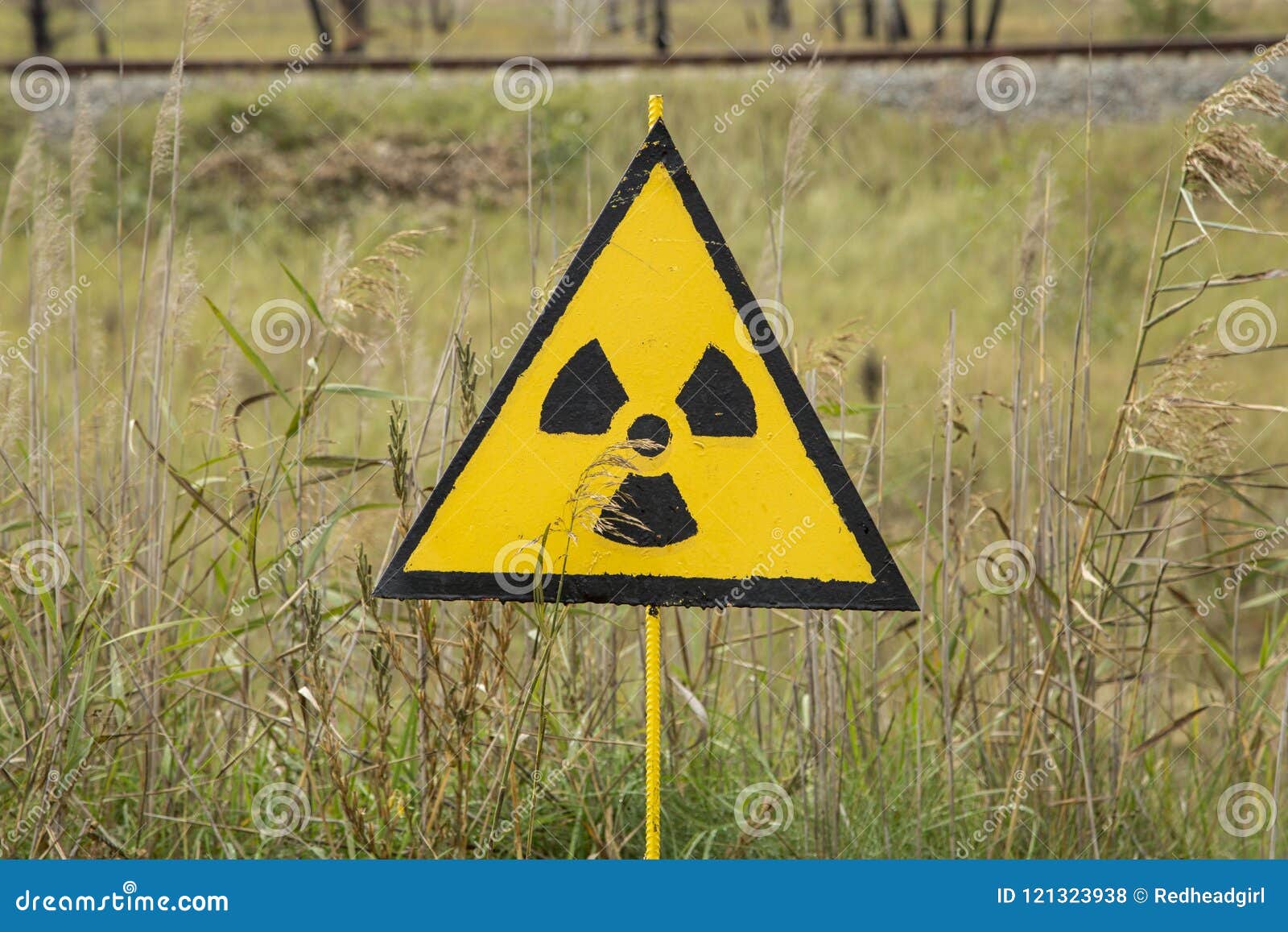В каком городе радиация. Радиоактивность Чернобыль. Чернобыль табличка радиоактивность. Знак радиации в Чернобыле. Чернобыль радиация.