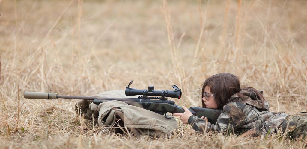 Девочка стреляет из снайперской винтовки