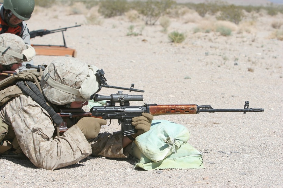 ​Американские морские пехотинцы знакомятся с образцами русского оружия. На переднем плане – двое с винтовками СВД - Юбилей оружейника 