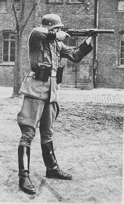 ​Немецкий солдат демонстрирует обращение с пистолетом-пулемётом MP.18 - Оружейная фамилия. История Хуго Шмайссера и его разработок 