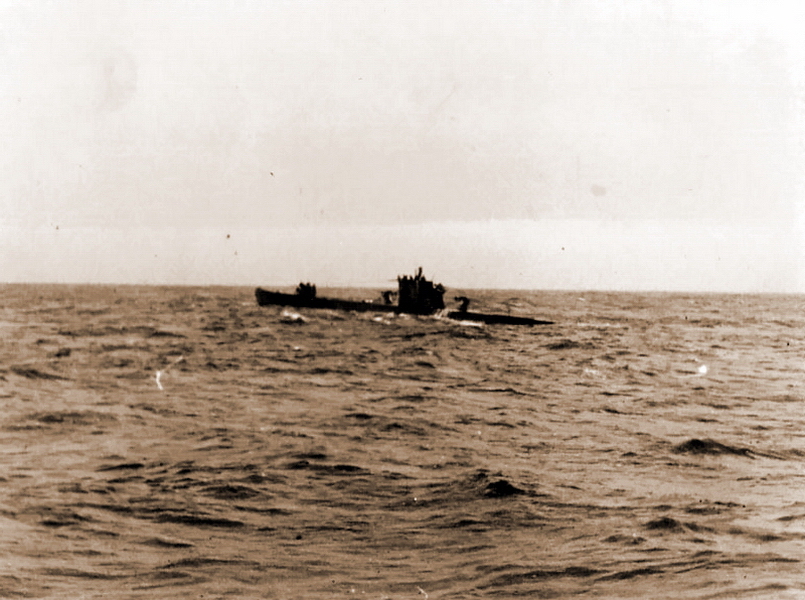 ​Снимок, сделанный с борта U 604 в феврале 1943 года, запечатлел рандеву с «дойной коровой» U 459 в Северной Атлантике для пополнения запасов, в том числе и провизии - Что ели «серые волки» Дёница 