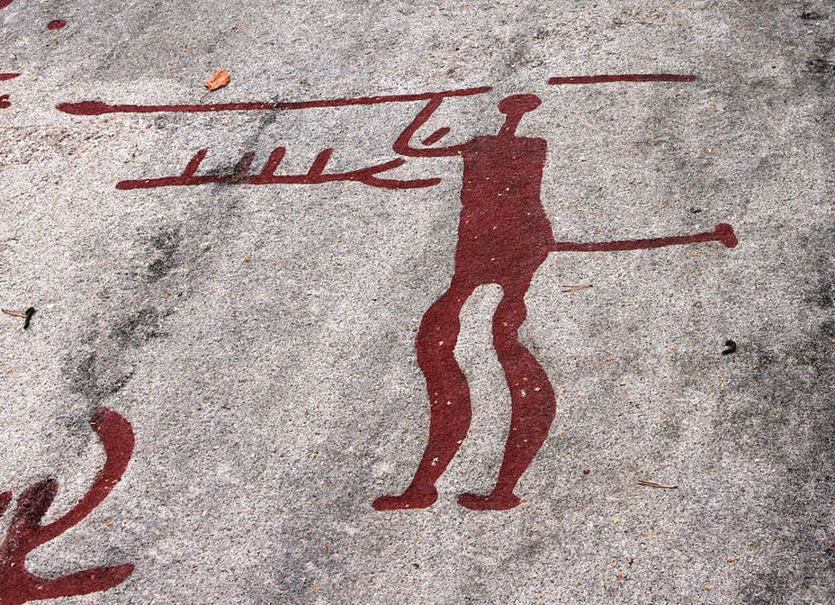 ​Петроглиф с изображением человека, вооружённого копьём, Швеция - Первобытная война. Вооружение 