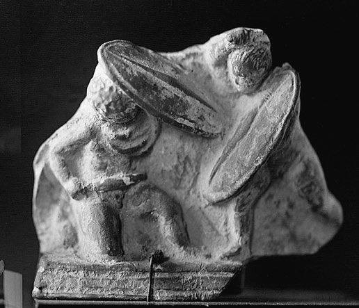 ​Терракотовая статуэтка II века до н. э., изображающая описанную у Дионисия Галикарнасского низкую стойку. Античное собрание, Берлин - Римское фехтование 