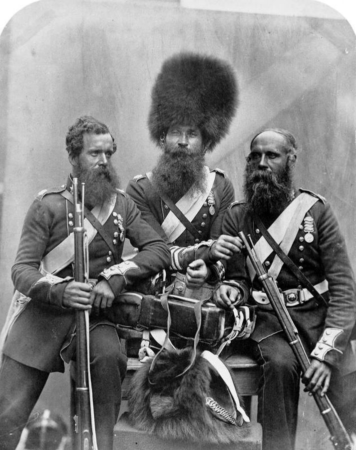 ​Колдстримские гвардейцы на фотографии времён Крымской войны - Парни в медвежьих шапках 
