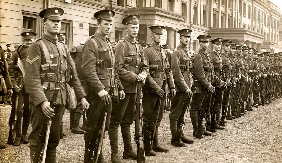 ​Гренадерская гвардия отправляется на фронт, 1915 год - Парни в медвежьих шапках 