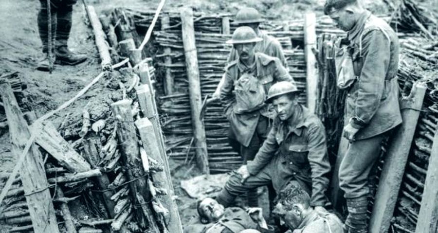 ​Ирландские гвардейцы в траншеях Западного фронта, 1917 год - Парни в медвежьих шапках 