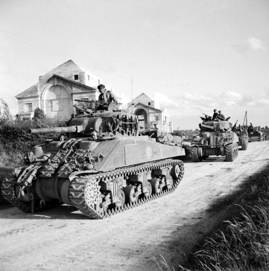 ​«Шерманы» гвардейской бронетанковой дивизии наступают на Аррас, 1944 год - Парни в медвежьих шапках 
