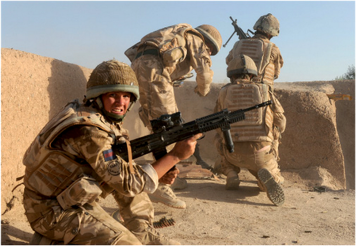 ​Валлийские гвардейцы в бою в Афганистане, 2009 год - Парни в медвежьих шапках 