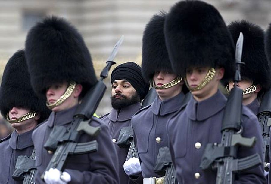 ​Сикх Джатендерпал Сингх Бхилар марширует в рядах шотландской гвардии - Парни в медвежьих шапках 