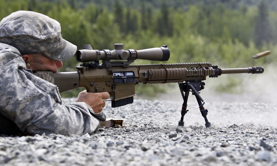 ​Снайпер американской армии ведёт огонь из XM110 - Оружие для ненастоящего снайпера 
