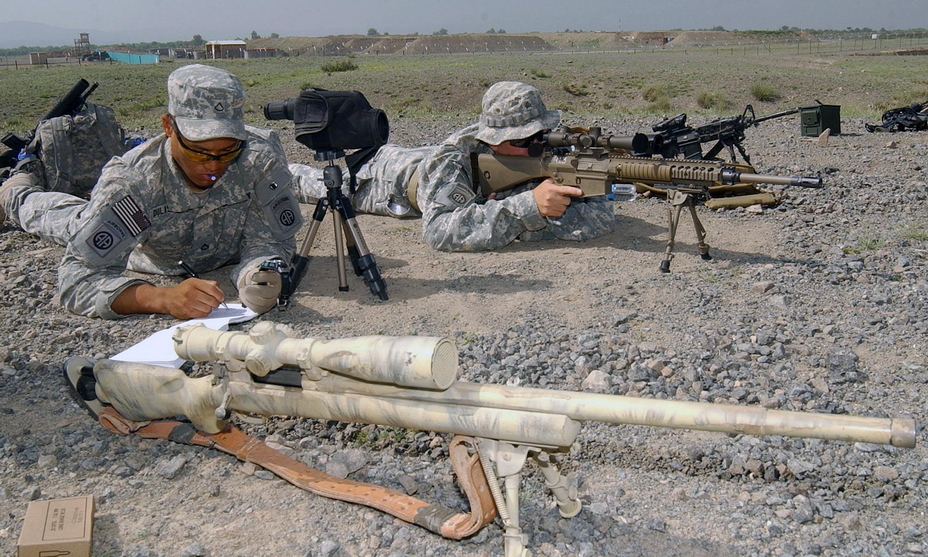​Снайперская пара американской армии в ходе тестирования опытной винтовки XM110. На переднем плане винтовка первого номера с ручной перезарядкой - Оружие для ненастоящего снайпера 