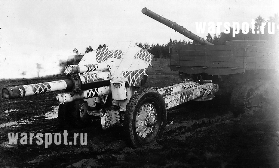 ​122-мм гаубица М-30 на испытаниях автомобиля ЗиС-42, 1942 год. Хорошо различима зимняя маскировочная окраска и рисунок в виде сетки - Спрячьте ваши пушки! 