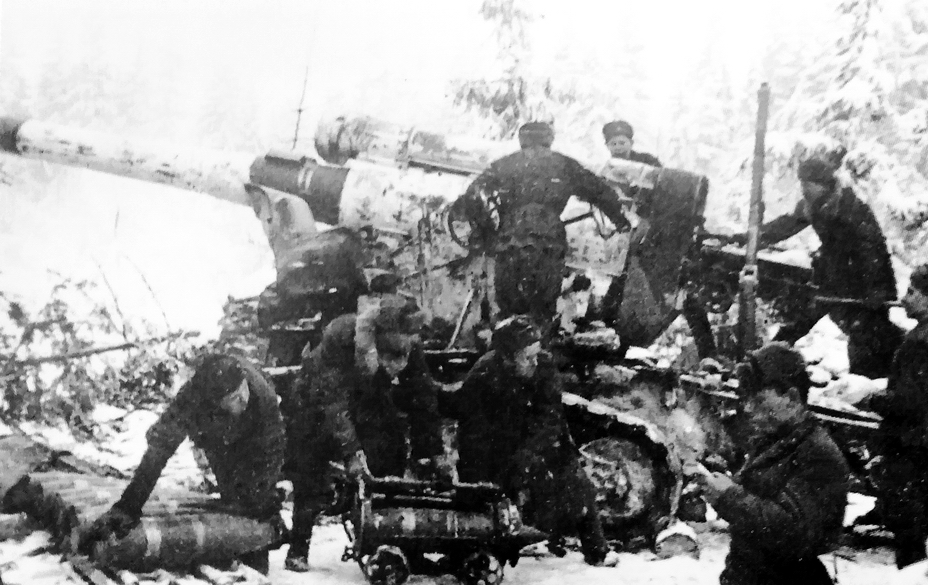 ​Расчёт советской 203-мм гаубицы Б-4 на огневой позиции в Польше, 1945 год. Хорошо различим зимний камуфляж с белыми пятнами - Спрячьте ваши пушки! 