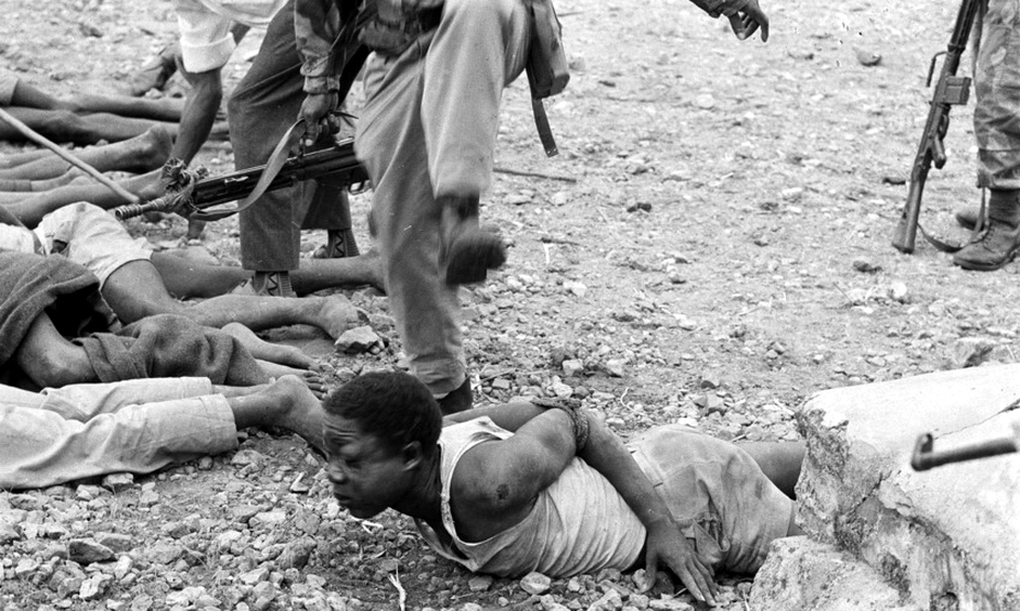 ​Солдаты КНА избивают повстанцев-симба, которые ранее убили и расчленили нескольких женщин (http://www.spiegel.de) - Африканский ландскнехт 