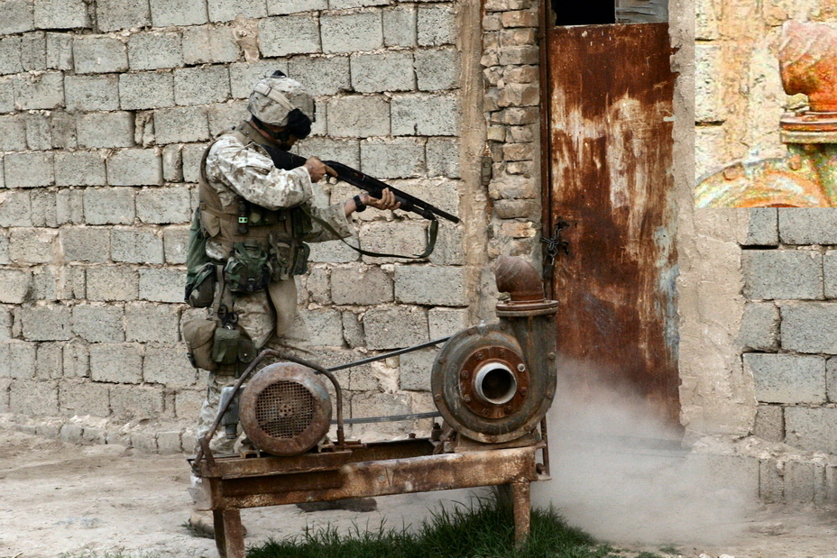 ​Американский солдат готовится взломать дверь при помощи дробовика - Инструмент для войны накоротке 
