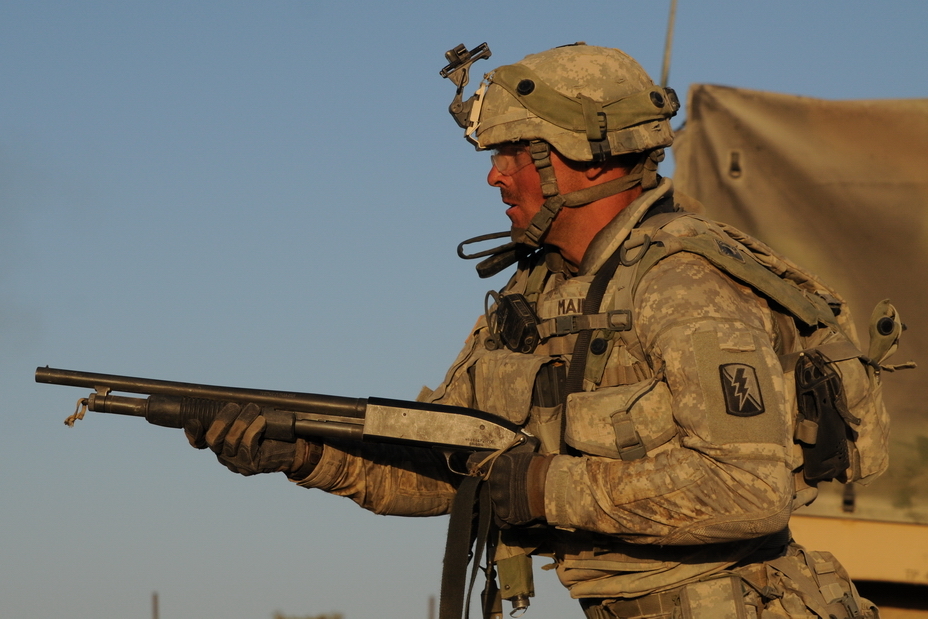 ​Американский солдат с дробовиком «Моссберг» 500 в Ираке - Инструмент для войны накоротке 