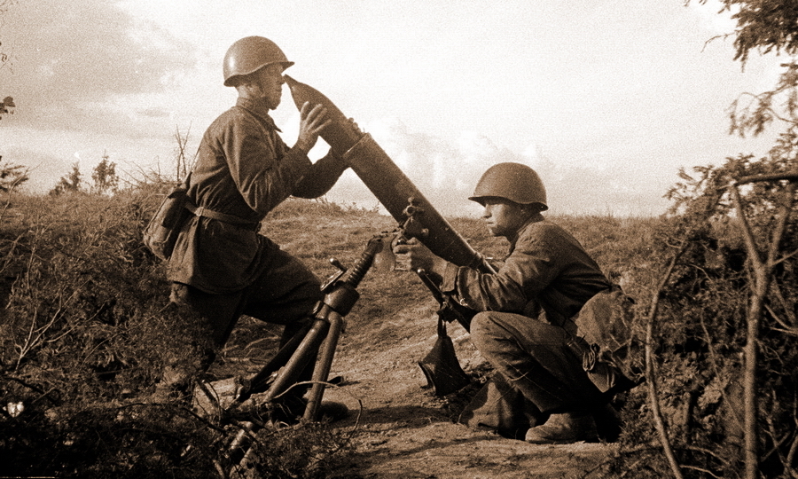 ​Красноармейцы ведут огонь из 120-мм полкового миномёта образца 1938 года. Западный фронт, 1941–1942 гг. - Глазами фронтовиков: 120-мм полковой и 160-мм дивизионный миномёты 