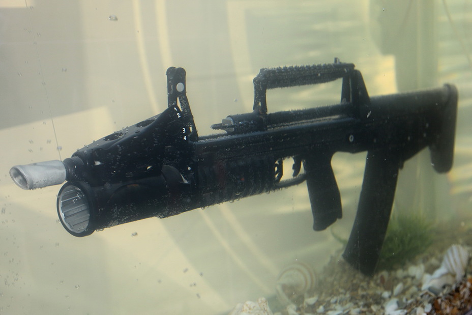 ​Двухсредный автомат АДС под водой vitalykuzmin.net - Стрелковое оружие против подводных диверсантов 